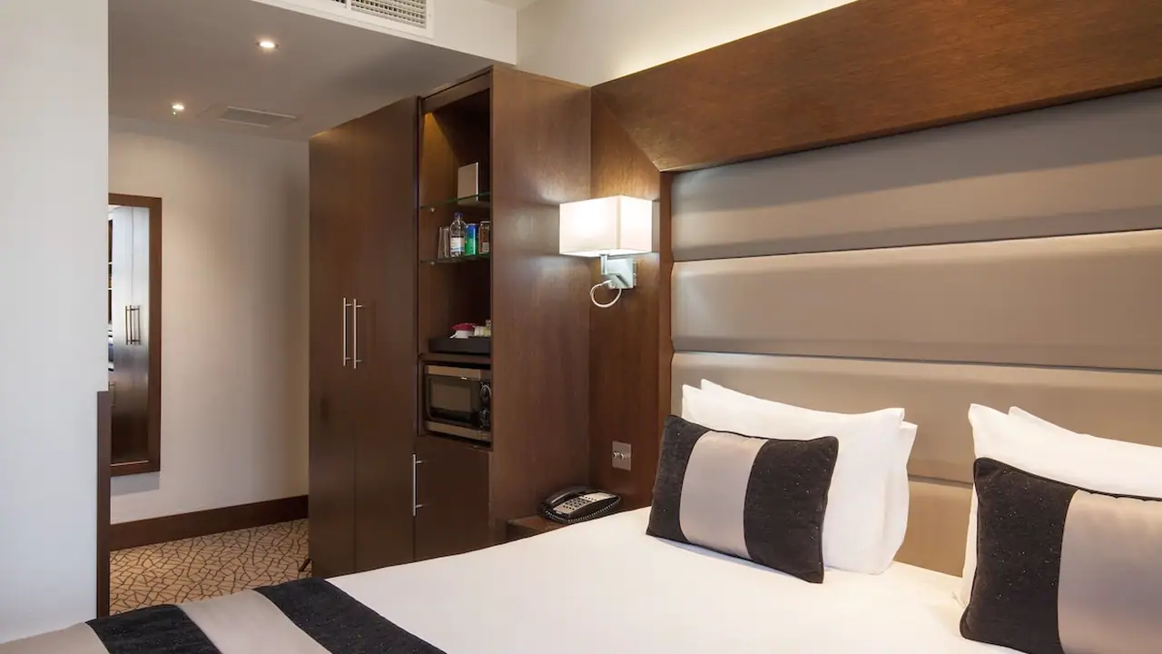 Park Grand Paddington court